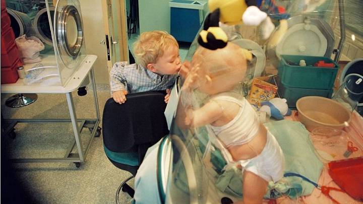 "Es increíble". Una terapia experimental salva la vida de más de medio centenar de niños con una enfermedad letal