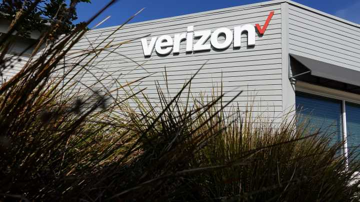 Seeing SOS on your phone? What to know in Verizon outage…