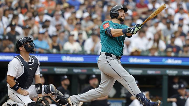 Mariners fan goes viral for catching Cal Raleigh’s 61st HR in ‘Dump Here’ shirt