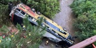 Tragedia en Misiones: un colectivo embistió a un auto, cayó a un arroyo y dejó al menos 2 muertos y 25 heridos