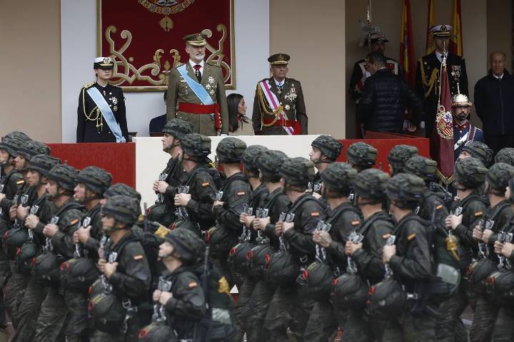 Un desfile para reivindicarse ante la OTAN tras el señalamiento de Trump y sin la presencia en la tribuna de Abascal ni de Mazón