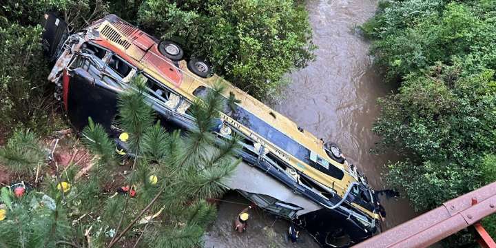 Tragedia en Misiones: un colectivo embistió a un auto, cayó a un arroyo y dejó al menos 2 muertos y 25 heridos
