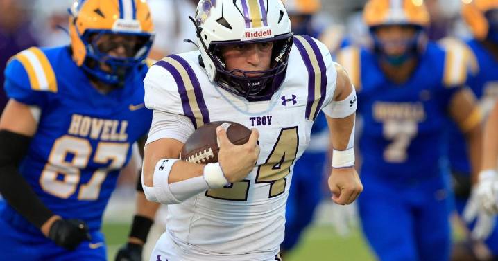 Troy Buchanan pulls away from Francis Howell by hitting the ground running