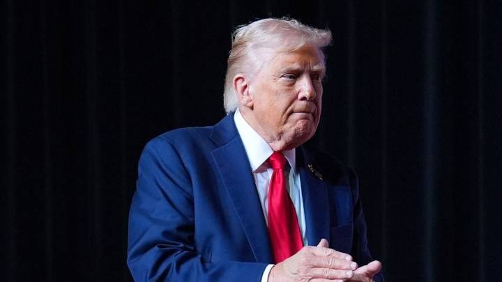 Trump ordena usar “todos los fondos disponibles” para pagar a tropas pese al cierre de gobierno