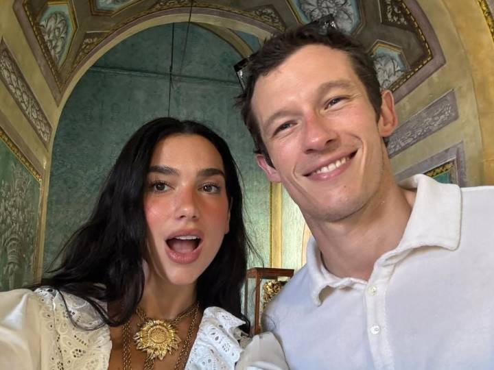 Callum Turner revela cómo empezó su relación con Dua Lipa