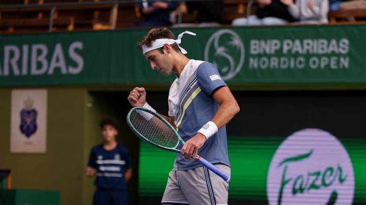 Tomás Martín Etcheverry confirmó su buen regreso al circuito avanzando a cuartos del Abierto de Estocolmo
