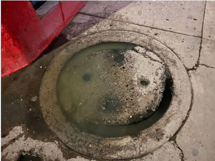 Aguas negras brotan de drenaje colapsado en El Saucito