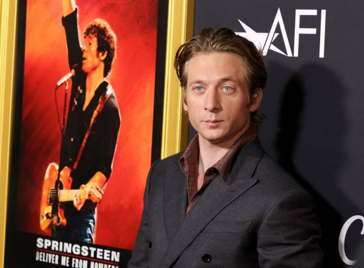 Actor Jeremy Allen White completes high school diploma at 34