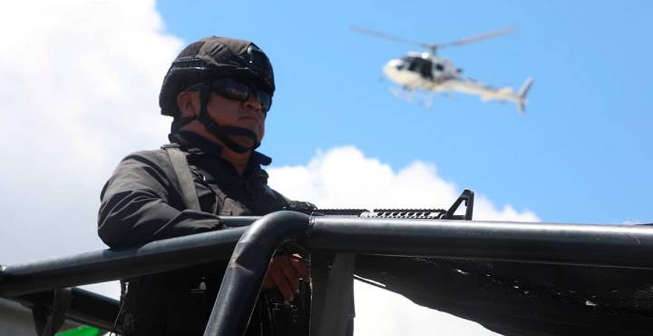 Comando ataca presidencia de Zinapécuaro y lanza explosivos desde drones
