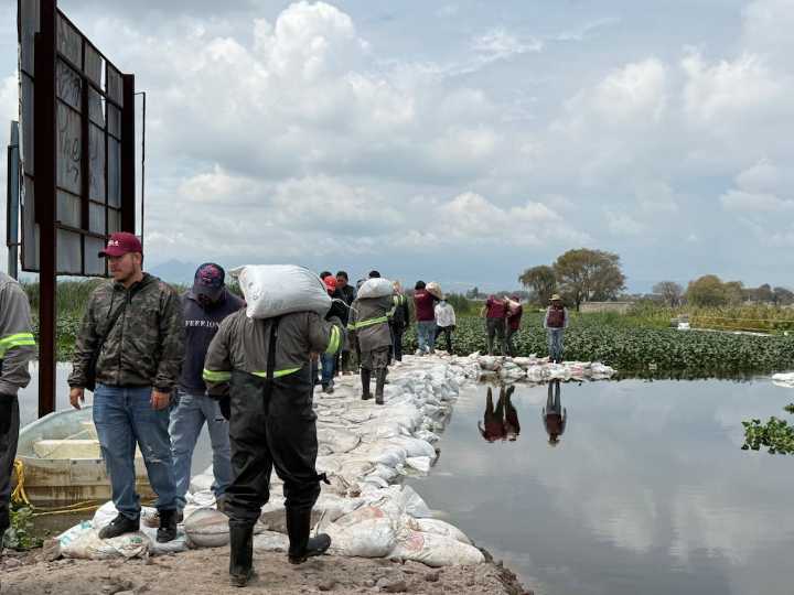 Refuerzan con costales bordos del Río Lerma para prevenir desbordamientos