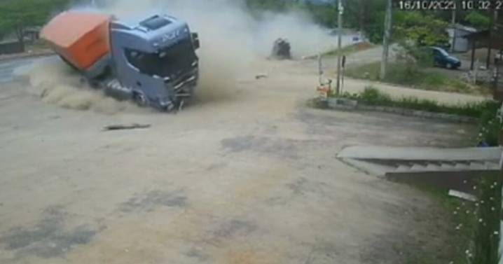 Cámara capta el brutal choque en Santa Catarina: auto y un camión se estrellan de frente en Brasil
