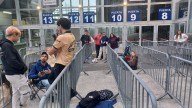 «Vine desde Cangas y llevo más de 24 horas esperando»: la fiebre por Mora toma el Coliseum de A Coruña