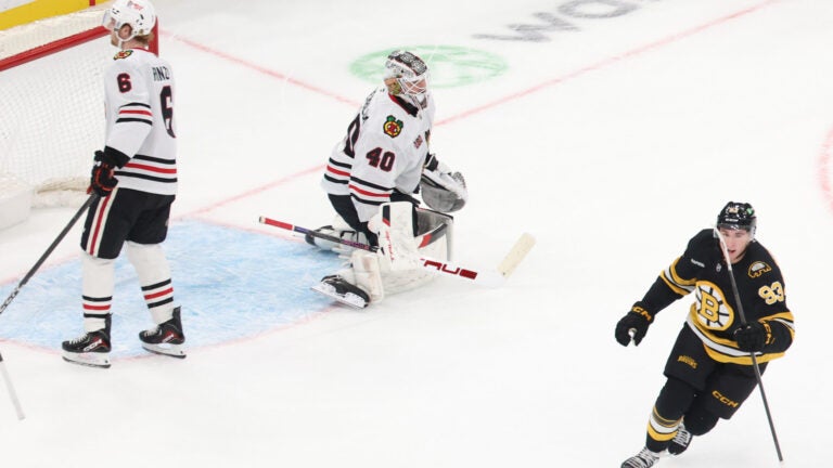 Fraser Minten scores in OT to lift Bruins past Blackhawks, 4