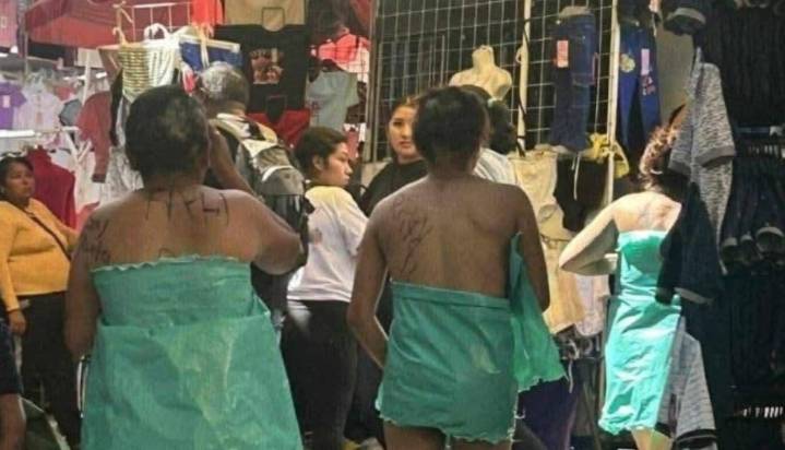 Las pescaron robando y les dieron tremenda humillada: Las raparon, les pintaron “rata” y hasta las dejaron encueradas