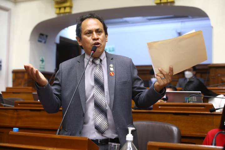 Congresista Montalvo propone ley que garantice equidad en aguinaldos por fiestas patrias y escolaridad a trabajadores estatales