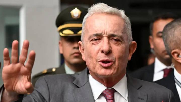 Tribunal Superior de Bogotá absuelve a Álvaro Uribe por soborno y fraude procesal