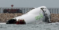 Avión de carga de Emirates se sale de pista y cae al mar en Hong Kong: Dos muertos