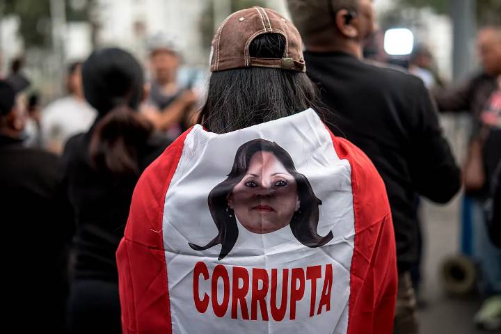 Perú: El Congreso de Perú destituye a la presidenta Dina Boluarte, la más impopular de la historia, ante la grave crisis de inseguridad en el país