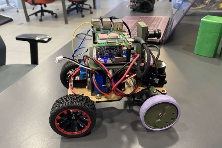 Escolares crean prototipo de robot autónomo que representará al Perú en Singapur