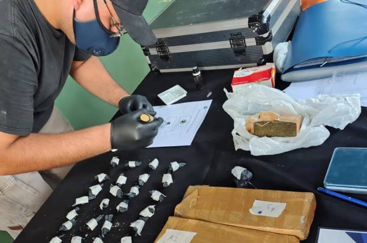 Añatuya: Desarticulan un punto de venta de drogas y secuestran más de 2 kilos de marihuana