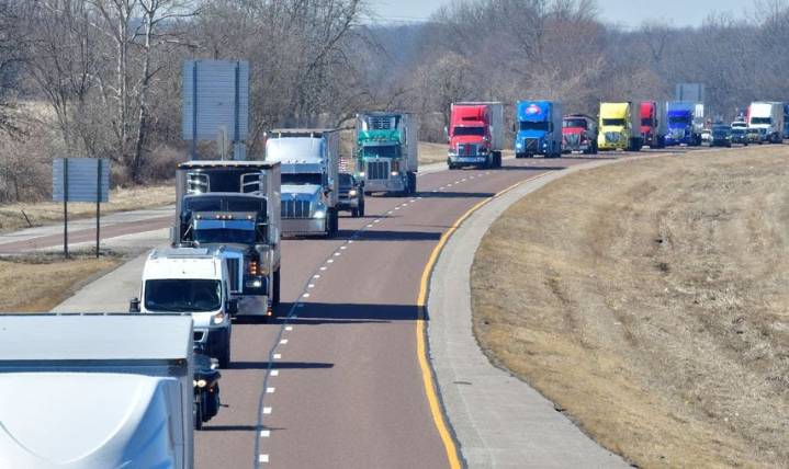 Trump anuncia arancel del 25% a camiones importados por EEUU