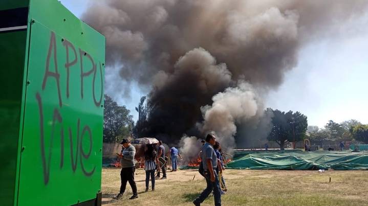 Irrumpe CNTE y grupos sociales en mitin de Ulises Ruiz en #Oaxaca; miembros de “México Nuevo” acusan a Jesús Romero