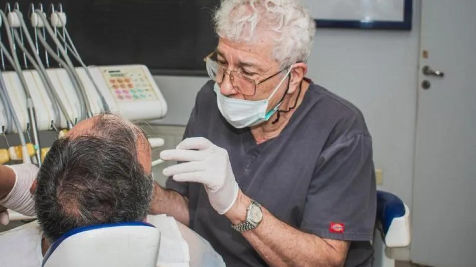 LUIS KLETNICKI, MÁS DE CINCO DÉCADAS AL SERVICIO DE LA ODONTOLOGÍA . "Yo arranqué en bicicleta y dormía en el sillón dental; dediqué mi vida al trabajo"