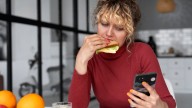 Comer rápido te está haciendo más daño de lo que imaginas: esta experta lo explica