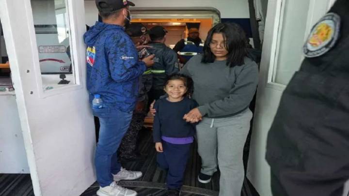 Arriban al país 217 migrantes venezolanos provenientes de Estados Unidos