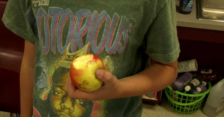 Students celebrate Maine Apple Crunch day