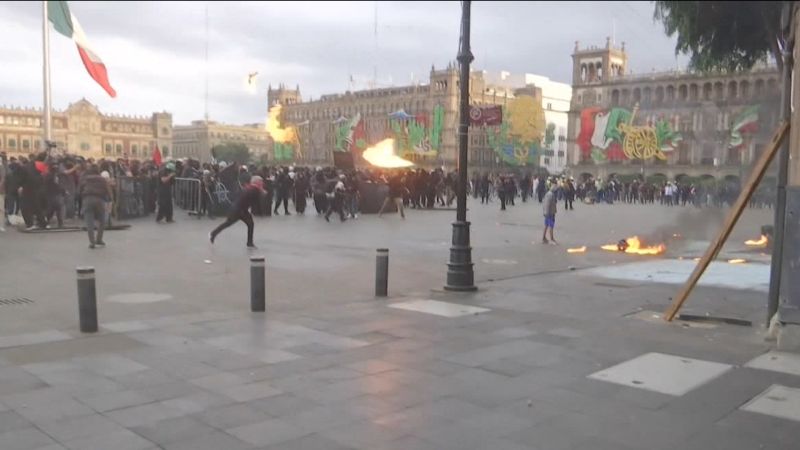 Encapuchados y policías se enfrentan en protesta del 2 de octubre en Ciudad de México