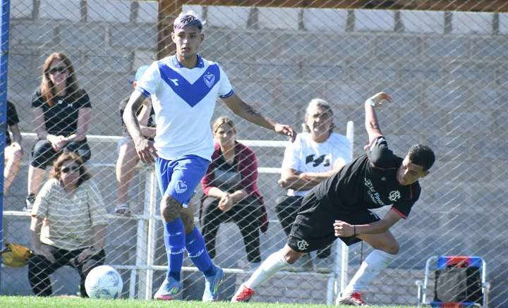 Simón Escobar, el pibe de Merlo que firmó su primer contrato con Vélez y jugará el Mundial Sub 17