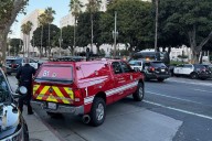 Ayuntamiento de Los Ángeles es evacuado tras choque de auto en escalinata