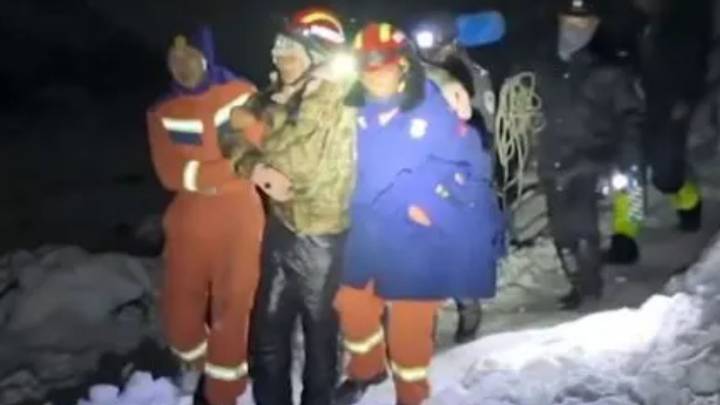 Now rescuers are battered by ‘extreme’ freak snowstorm on Mount Everest in race to save 200 trapped mountaineers