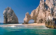 Reaparece playa bajo Arco de Cabo San Lucas: personas quedan atrapadas