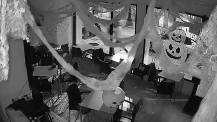 Un ladrón, herido al entrar en un bar de Oviedo por la cristalera que reventó con un alcantarillazo