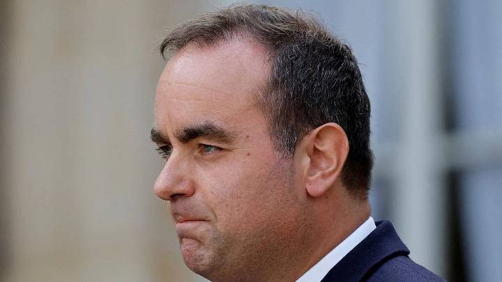 World French government quits just hours after being appointed