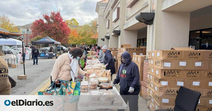 Sin dinero para la hipoteca, las facturas y la comida por el cierre del gobierno: así son las colas de empleados públicos en EEUU para recoger alimentos