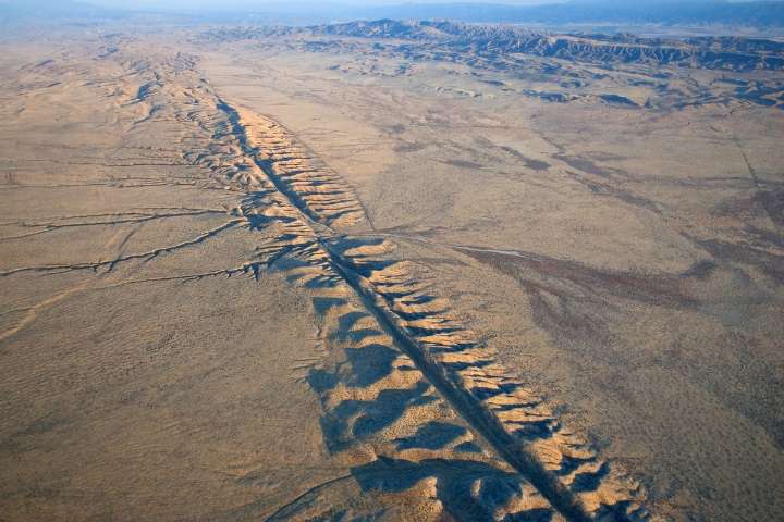 The San Andreas and Cascadia Earthquake Faults May Be Linked