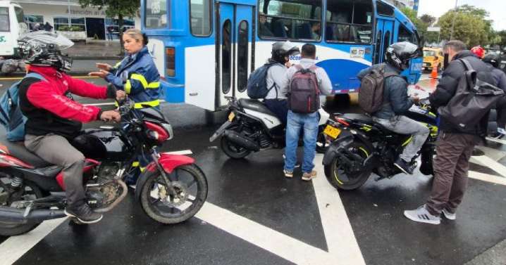 Motociclistas, los primeros que abordó tránsito en la Semana de la Movilidad de Manizales, más seguridad vial