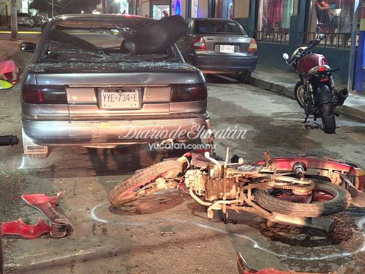 Motociclista en Tizimín, hospitalizado tras impactar contra un auto estacionado