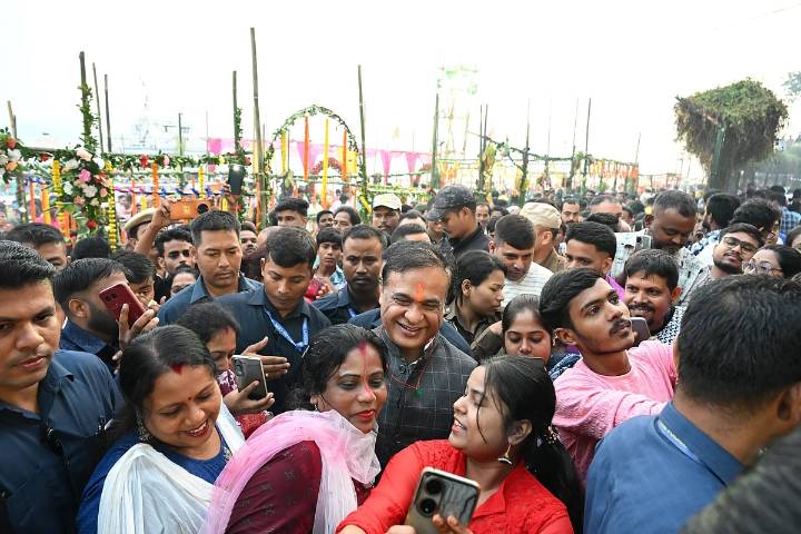 CM Himanta Biswa Sarma Joins the Last Day Rituals of Chhath Puja at Pandu Ghat