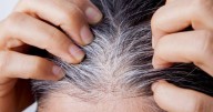Cómo teñir las canas en casa de manera natural y sin químicos: la mezcla casera para cubrirlas en pocas horas y de inmediato