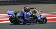 Fermín Aldeguer consigue su primera victoria en MotoGP con un recital y Márquez acaba por los suelos
