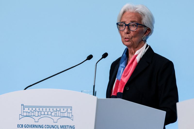 ECB keeps rates unchanged as economy holds up despite trade strife