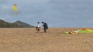 Sorprenden a un parapentista sobrevolando y aterrizando en áreas restringidas de Menorca