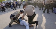 Detienen a manifestantes afuera de ICE en Chicago