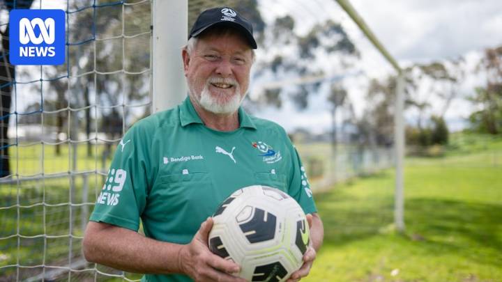 Mount Gambier football referee Bill Stephenson hangs up whistle after 35 years