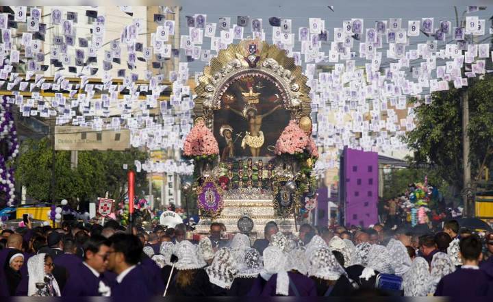Quinto recorrido del Señor de los Milagros: Cristo Moreno avanzó por las calles de Lima entre plegarias por seguridad y fe