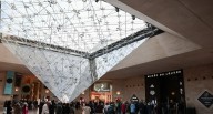 El museo del Louvre reabre sus puertas tres días después del millonario robo de joyas 